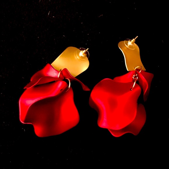 Sexy red petal statement drop earrings! - Picture 4 of 4